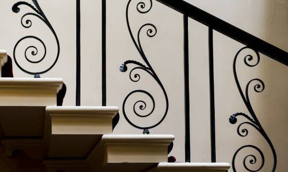 Balustrady schodowe – funkcjonalność i design w jednym