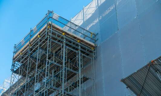 Jak dobrać odpowiednie rusztowanie fasadowe do specyfiki budowy?