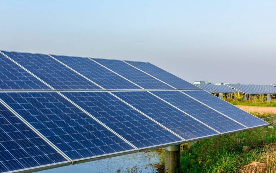 Budowa elektrowni słonecznych a redukcja emisji CO2: fakty i liczby