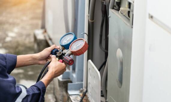 Serwis klimatyzacji Katowice: jak przebiega proces uzupełniania czynnika chłodniczego?