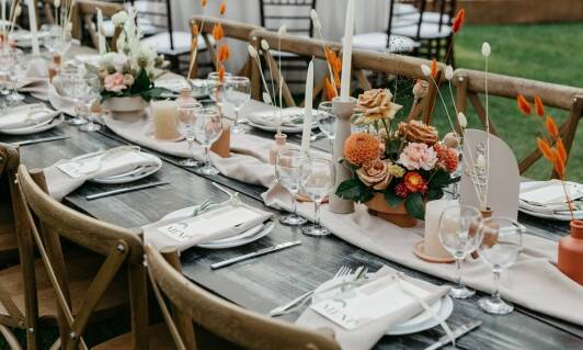 Usługi cateringowe a organizacja imprez plenerowych – co warto wiedzieć?