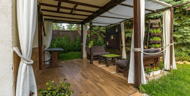 Jak wybrać odpowiednią firmę do montażu pergoli tarasowej?