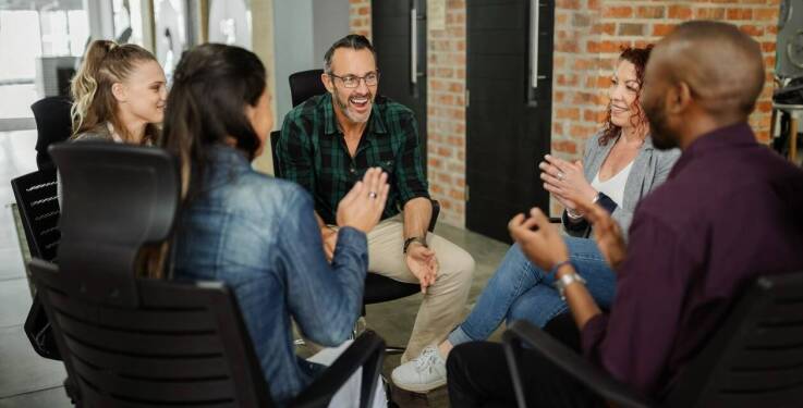 Dlaczego warto rozważyć terapię grupową przy leczeniu nerwic?