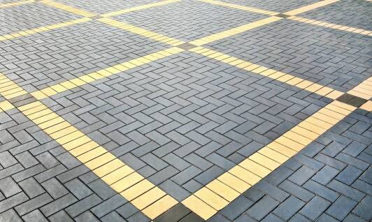 Jakie innowacyjne rozwiązania wpływają na trwałość nawierzchni brukowych?