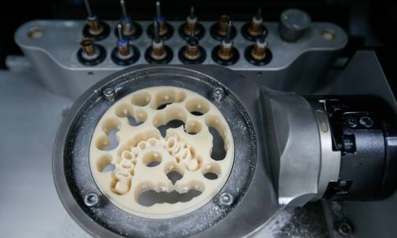 Korony pełnoceramiczne a ich wpływ na naturalny wygląd zębów