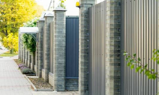 Jakie zalety mają prefabrykowane podmurówki betonowe w ogrodzeniach?