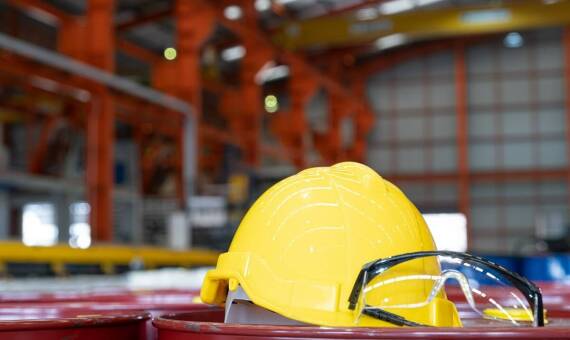 Jakie rękawice robocze najlepiej sprawdzą się w przemyśle chemicznym?