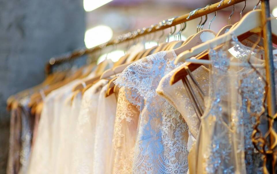 Sukienki wieczorowe dla druhen – jak dopasować stylizację?