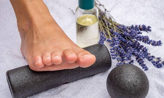 Jakie są najczęstsze przyczyny pękania pięt i jak im zapobiegać?