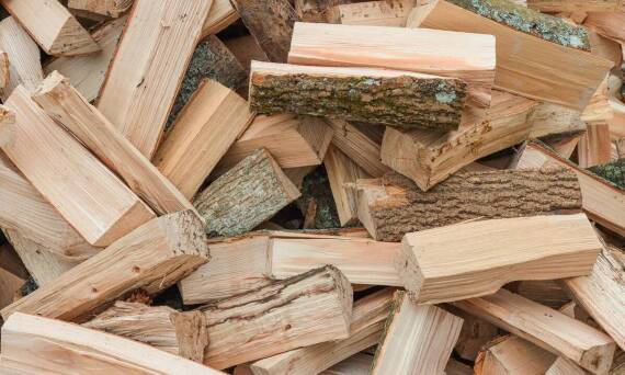 Jak drewno grabowe może podnieść efektywność Twojego kominka?