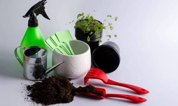 Jakie artykuły ogrodnicze są kluczowe dla efektywnej pielęgnacji roślin?