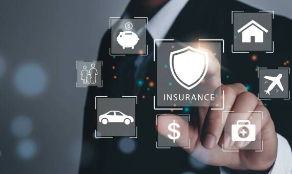 Jakie dodatkowe opcje oferują polisy AC zakupione online?