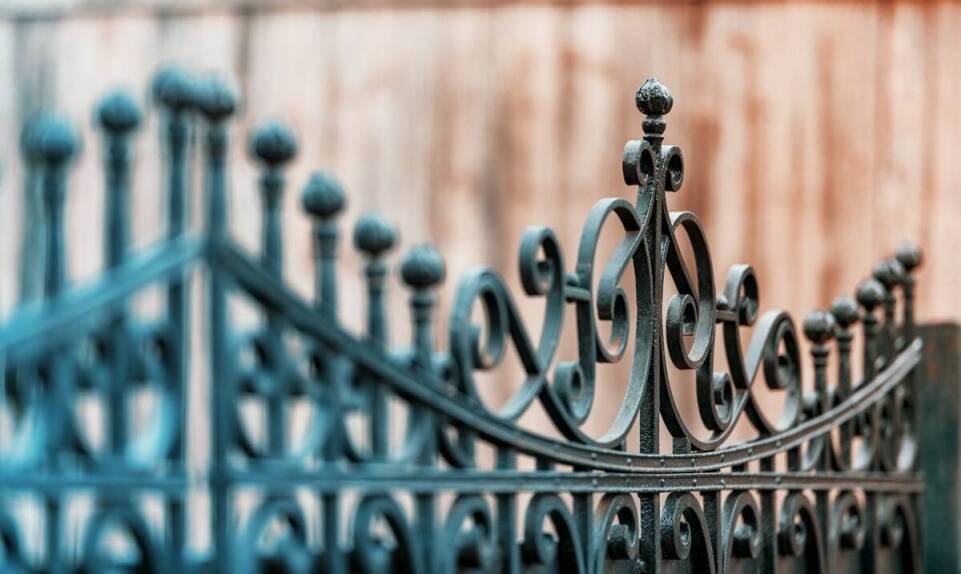 Wpływ klasycznych motywów roślinnych na design ogrodzeń kutych