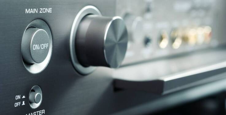 Dlaczego warto wybierać wzmacniacze lampowe z obudowami z drewna i żywic?