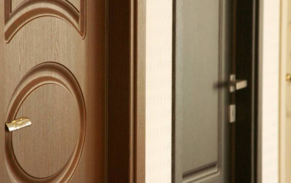 Porównanie: drzwi aluminiowe vs tradycyjne drewniane rozwiązania