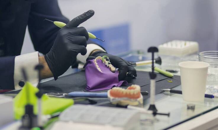 Jakie są różnice między implantami a innymi rozwiązaniami protetycznymi?