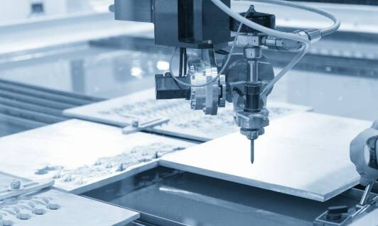 Jakie są kluczowe zalety inwestycji w profesjonalne przecinarki do styropianu?