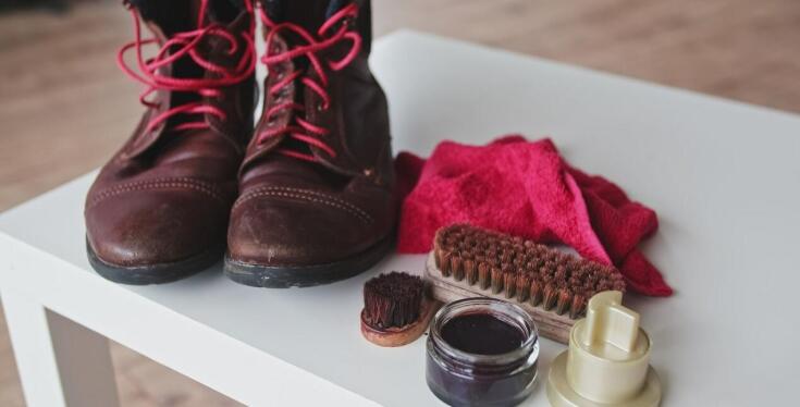 Buty wizytowe ze skóry naturalnej – dlaczego warto postawić na klasykę?