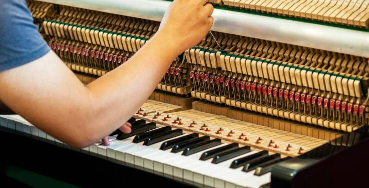 Jakie są różnice między grą klasyczną a jazzową na pianinie?