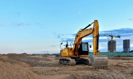 Kluczowe korzyści z wynajmu koparki na krótkie terminy