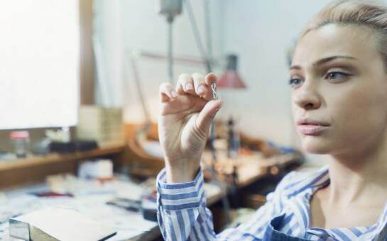 Jakie usługi dodatkowe oferuje profesjonalny skup srebra?