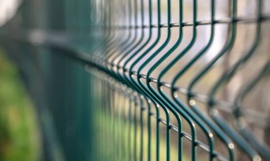 Transport i montaż siatek ogrodzeniowych - korzyści płynące z profesjonalnej usługi