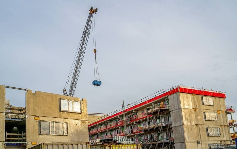 Jakie są najważniejsze cechy konstrukcyjne kontenerów z płyty warstwowej?