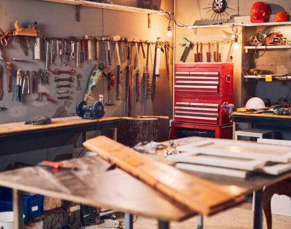 Montaż stałych elementów wyposażenia: co warto wiedzieć?