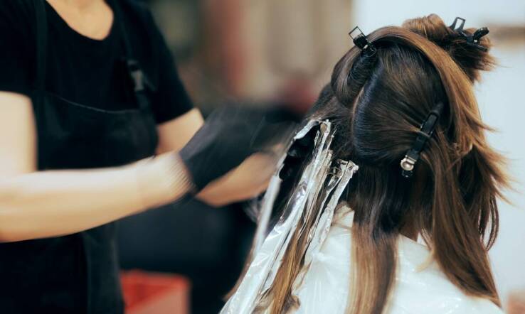 Jakie są zalety keratynowego prostowania włosów w porównaniu do innych metod?