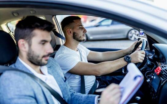 Co warto wiedzieć przed zapisaniem się na szkolenie okresowe kierowców?