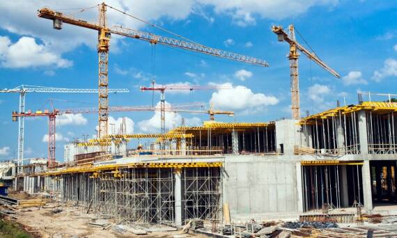 Jakie są najważniejsze aspekty wynajmu dźwigów w projektach przemysłowych?
