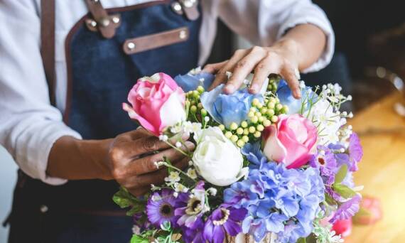 Stroiki okolicznościowe a sezonowe inspiracje florystyczne