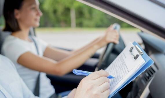 Jakie korzyści niesie szybki kurs prawa jazdy dla przyszłych kierowców zawodowych?
