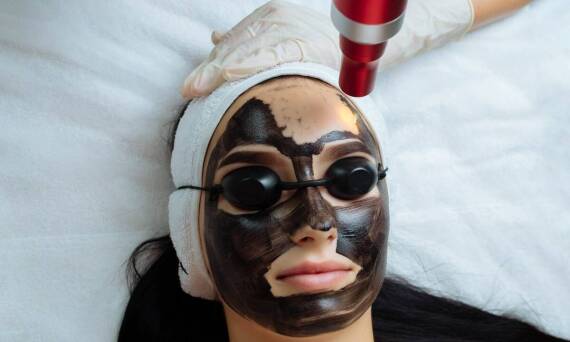 Peeling węglowy a inne metody oczyszczania skóry – porównanie