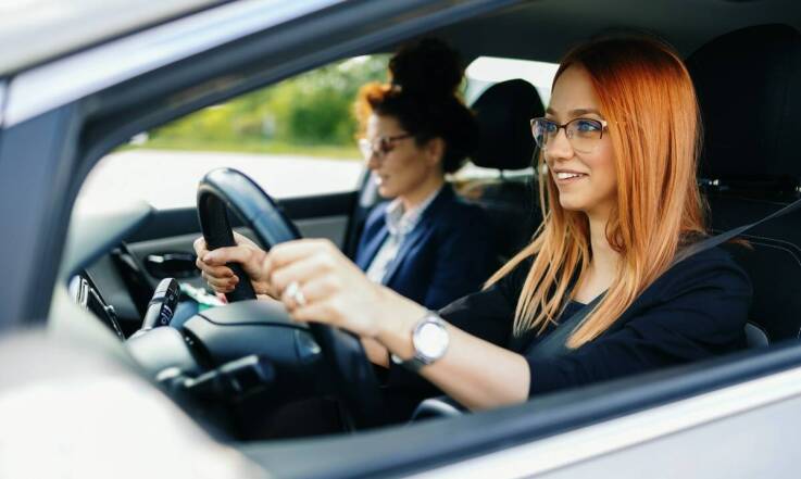 Jak szybki kurs prawa jazdy może zwiększyć pewność siebie przyszłego kierowcy?