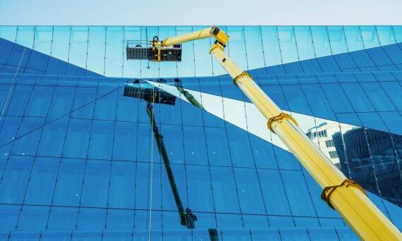 Dlaczego warto wybierać firmy oferujące kompleksowe usługi mycia okien?