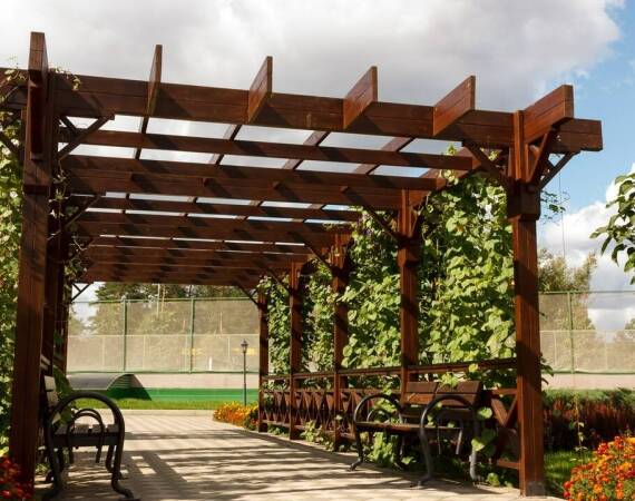 Zastosowanie pergoli ogrodowych w projektach komercyjnych – korzyści i możliwości