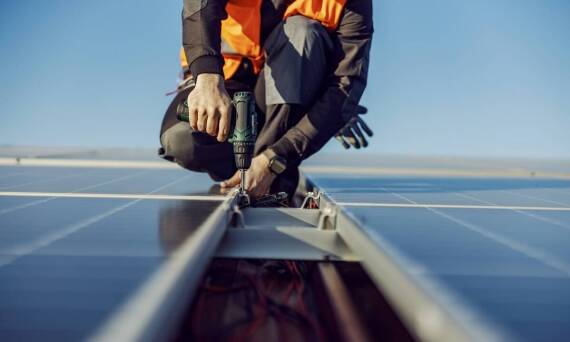 Jak montaż konstrukcji fotowoltaicznej wpływa na efektywność farm solarnych?