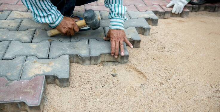 Rola fachowego doradztwa przy wyborze kostki brukowej do projektów budowlanych