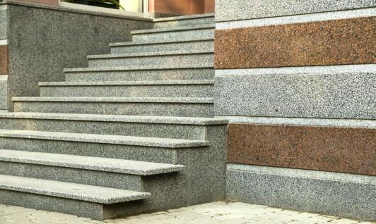Jak dbać o schody zewnętrzne, aby zachować ich estetykę na lata?
