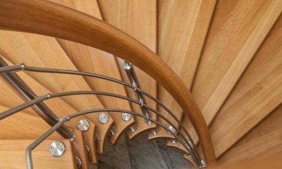 Kluczowe aspekty do rozważenia przy zamawianiu schodów drewnianych