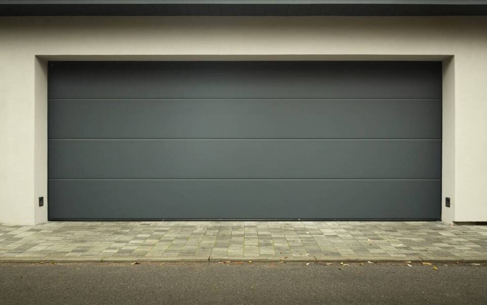 Czym kierować się przy wyborze bram garażowych?
