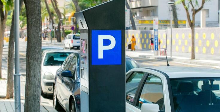 Jak nowoczesne systemy parkingowe redukują stres związany z parkowaniem?