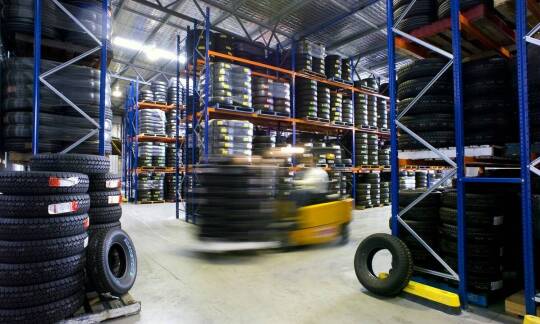 Jak przechowywanie opon w serwisie wpływa na ich trwałość?