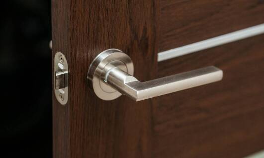 Czarne klamki do drzwi – jak dodać charakteru Twojemu domowi?