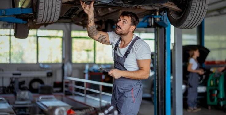 Jakie są kluczowe różnice między przeglądem technicznym a serwisem okresowym pojazdu?