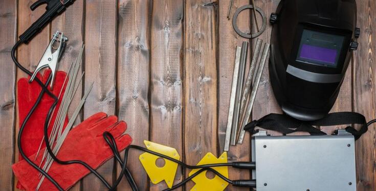 Rękawice spawalnicze a ochrona przed wysoką temperaturą – na co zwrócić uwagę?