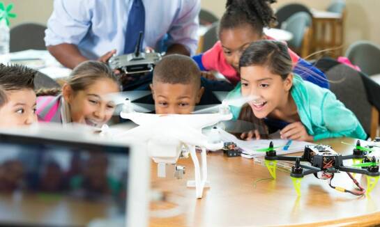 Jak eksperymenty naukowe stymulują ciekawość dzieci w przedszkolu Piotrków Trybunalski?