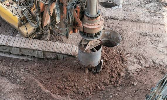 Wiercenie studni: jakie są różnice między metodą płuczkową a udarowo-obrotową?