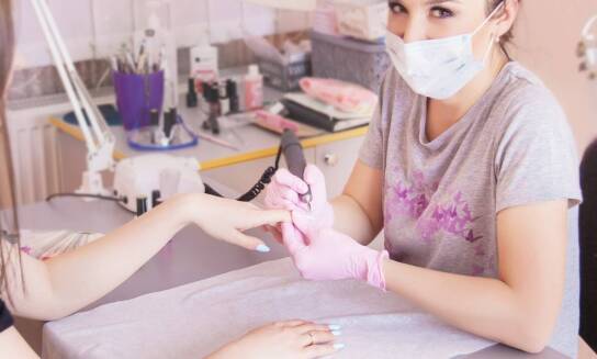 Czy modelowanie paznokci jest bezpieczne? Odpowiadamy na najczęstsze pytania